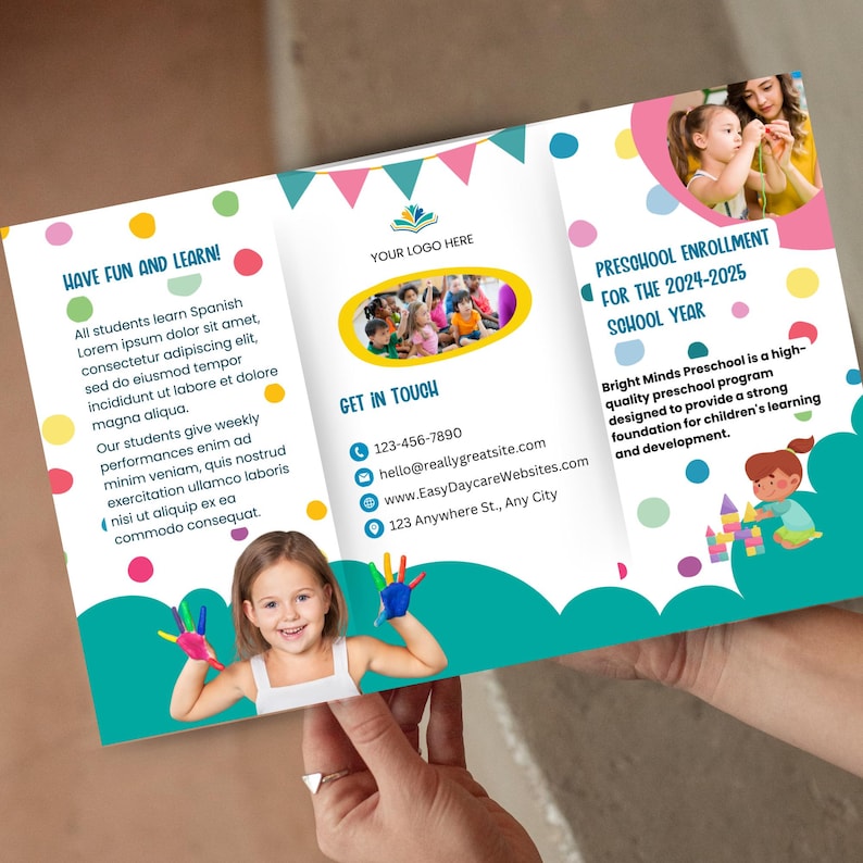 Pode incluir: Um folheto tri-dobr&aacute;vel para Bright Minds Preschool, um programa pr&eacute;-escolar de alta qualidade projetado para fornecer uma base s&oacute;lida para a aprendizagem e o desenvolvimento das crian&ccedil;as. O folheto apresenta um design colorido com imagens de crian&ccedil;as brincando e aprendendo. Inclui informa&ccedil;&otilde;es de contato e o texto "Have Fun and Learn!" e "Matr&iacute;cula na pr&eacute;-escola para o ano letivo 2024-2025."