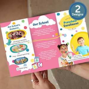 Op de afbeelding: Een drievoudig gevouwen brochure in roze en geel met kleurrijke stippen. De brochure adverteert voor een kleuterschool met de titel "Inschrijving kleuterschool". De brochure benadrukt kenmerken zoals een ontwikkelingsgericht curriculum, spelgebaseerd leren en buiten spelen. De brochure bevat ook een telefoonnummer en een websiteadres.