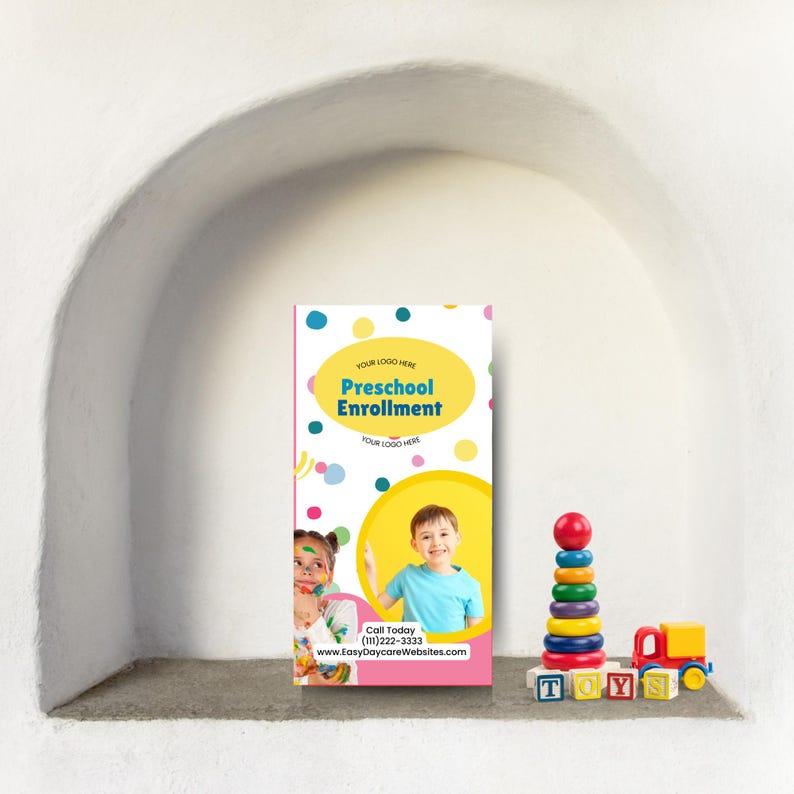 Pode incluir: Um folheto rosa e amarelo com bolinhas coloridas que anuncia a inscri&ccedil;&atilde;o na pr&eacute;-escola. O folheto apresenta uma foto de duas crian&ccedil;as, uma com tinta no rosto, e a outra sorrindo. O folheto inclui o texto "Inscri&ccedil;&atilde;o na pr&eacute;-escola", "Ligue hoje (111) 222-3333", e "www.EasyDaycareWebsites.com".