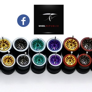 Puede incluir: Una colección de ruedas de modelos de coches en miniatura en varios colores, incluyendo dorado, plateado, verde y morado. Cada rueda tiene un diseño detallado y está montada sobre una base negra. El logotipo de Wheel Republic y el icono de Facebook están en el fondo.