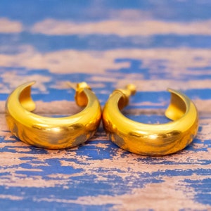Vintage Glänzende Goldton Ring Stil Creolen Ohrringe by Monet - L29
