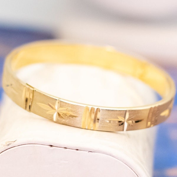 7 inch, Vintage Floral Engravings Unique Light Gold Tone Hinge Bangle by Sarah Coventry - L34