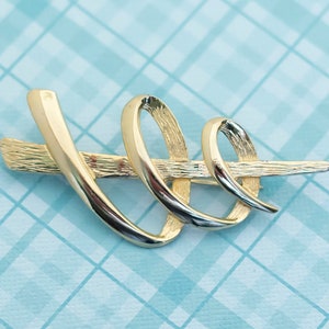 Vintage goudkleurige Arrow Surge-broche van JJ - L10