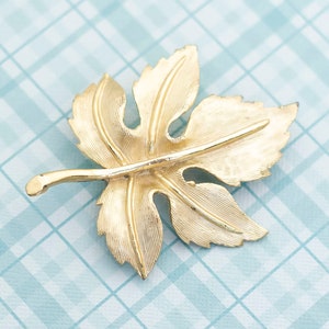 Art Nouveau Elegant Maple Leaf Brooch - L1