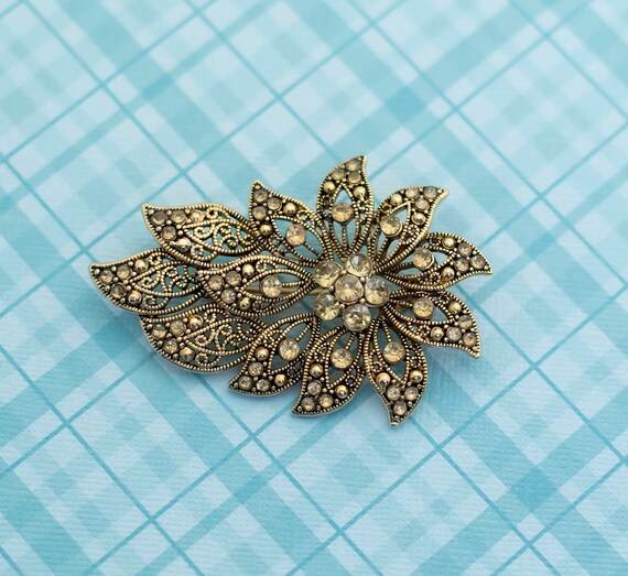 リズ・クレイボーン作、アールヌーボー様式の黄金の花の葉のブローチ