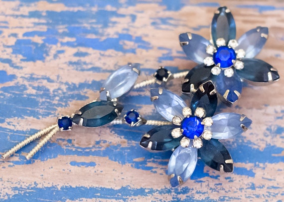 Vintage Intricate Blue Rhinestones Lovely Floral … - image 2