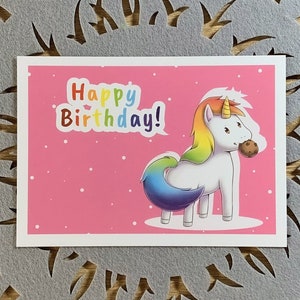 Einhorn Geburtstagskarte | Happy Birthday Postkarte DIN A6 (14,8 cm x 10,5 cm) mit Leinenstruktur, süße Glückwunschkarte zum Geburtstag