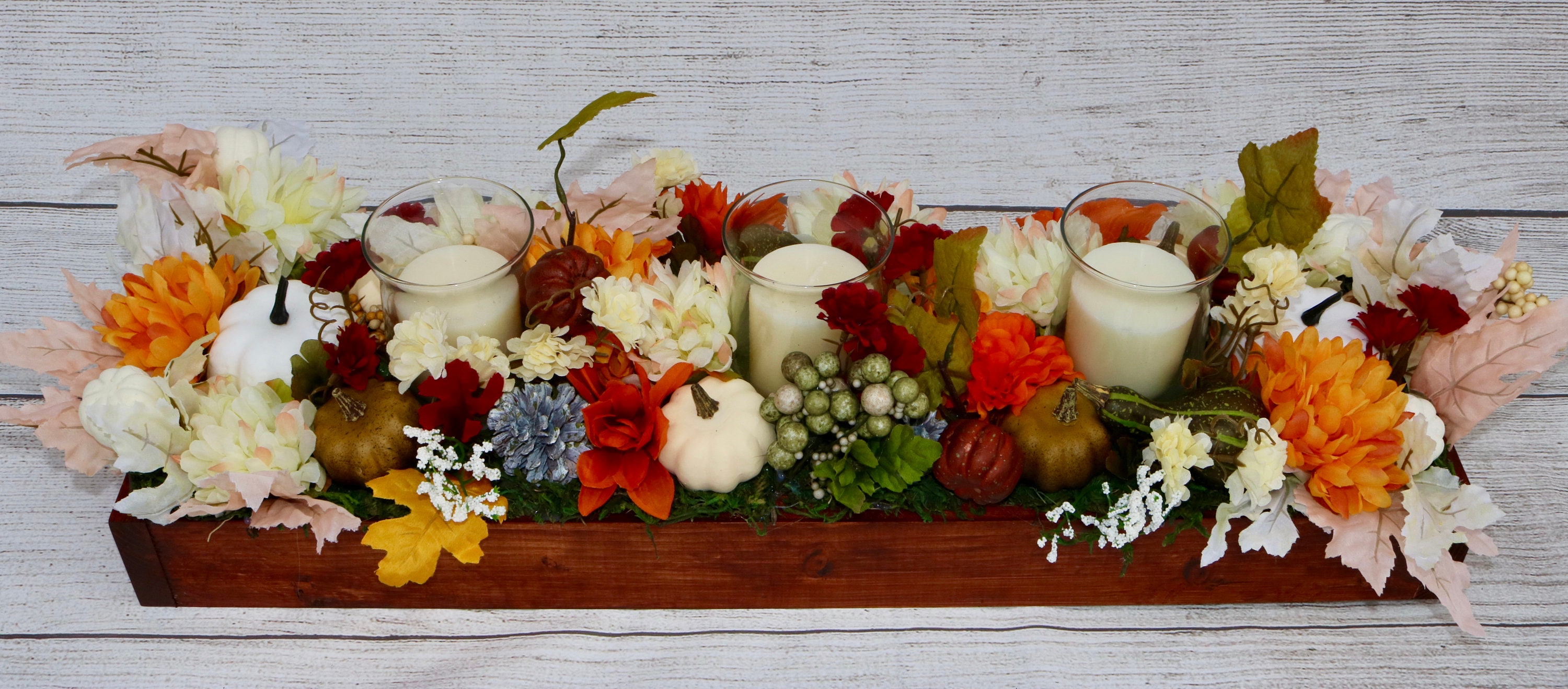 arrangement floral de ferme, jardinière en bois véritable avec fleurs et verdure, décor d'automne, manteau, console télévision, d'entrée