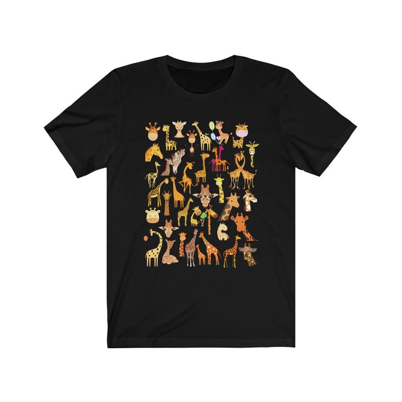 Pu&ograve; includere: Maglietta nera con un motivo di molte giraffe diverse in varie pose e colori. Le giraffe sono tutte in stile cartone animato e hanno espressioni diverse.