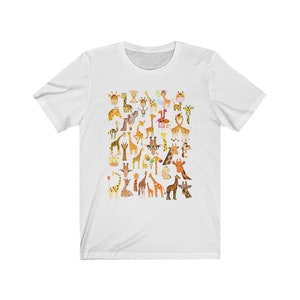 Pu&ograve; includere: Maglietta bianca con un motivo di molte giraffe diverse in varie pose e colori. Le giraffe sono tutte in stile cartone animato e hanno espressioni diverse.
