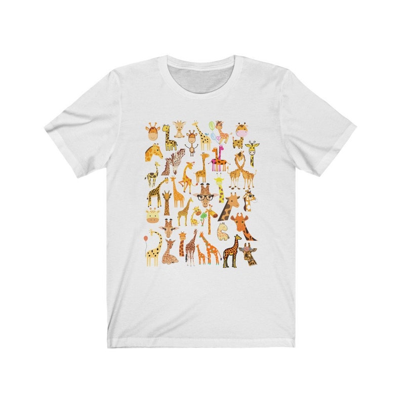 Pu&ograve; includere: Maglietta bianca con un motivo di molte giraffe diverse in varie pose e colori. Le giraffe sono tutte in stile cartone animato e hanno espressioni diverse.