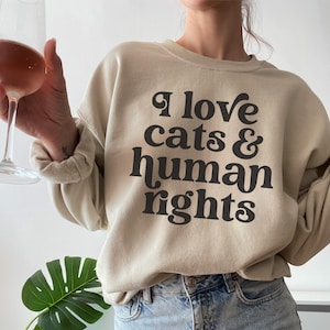 Me encantan los gatos y la sudadera de derechos humanos, mujer sobreeducada, camisa política divertida, mujeres pro elección, mujeres gato sobreeducadas, milenario