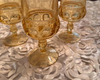 3 copas de agua franciscanas amarillas antiguas con huella digital