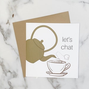 Let es Chat Karte. Modernen. Einfach. Quadrat. strukturiertes Leinenpapier. Farbkoordinierter Umschlag