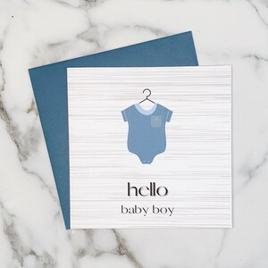 bonjour carte bébé garçon | moderne. simple. carré. papier lin texturé . enveloppe de coordination