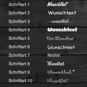 Op de afbeelding: Een zwart-wit afbeelding met 10 verschillende lettertypen voor het woord "Wunschtext" in het Duits. De afbeelding is op een donker houten achtergrond. De tekst "W&auml;hle deine Wunsch-Schrift" staat bovenaan de afbeelding. De tekst "Kein Konzept" staat onderaan de afbeelding.
