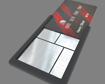 Op de afbeelding: Een zwarte kaarthouder met een zilveren creditcard erin. De creditcard heeft de tekst "6800 3078 2089 2984" en "Henry Silver 02/24". De kaarthouder heeft een zilveren inzet met meerdere zilveren staven met de tekst "10 GR 999.5 FS", "1 GR 999.5 FS", "2.5 GR 999.5 FS" en "2.5 GR 999.5 FS".