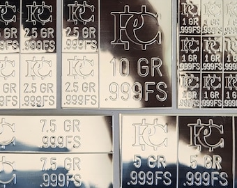 Op de afbeelding: Een verzameling zilveren staven met verschillende gewichten, waaronder 2,5 gram, 5 gram, 7,5 gram en 10 gram. De staven zijn allemaal gemarkeerd met de zuiverheid van het zilver, 999FS.