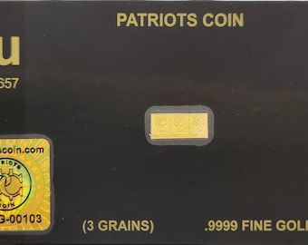 Peut inclure: Une carte noire avec des lettres dorées qui indiquent "PATRIOTS COIN" et "3GR-G-00103 (3 GRAINS)". La carte présente également une petite barre d'or avec le texte "PATRIOTS COIN 9999 FINE GOLD".