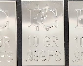 Op de afbeelding: Vijf zilveren staven met de inscriptie "10 GR 999FS" op elk. De staven zijn rechthoekig en hebben een glad, glanzend oppervlak.