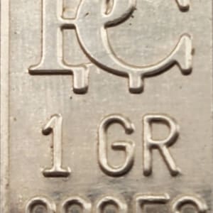 Op de afbeelding: Een zilveren staaf met de inscriptie "1 GR 999FS" en een gestileerd "FC"-logo.