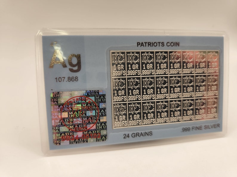 Peut inclure: Une pi&egrave;ce de monnaie Patriots en argent dans un &eacute;tui en plastique transparent. La pi&egrave;ce est en argent fin .999 et p&egrave;se 24 grains. La pi&egrave;ce est divis&eacute;e en 24 carr&eacute;s, chacun avec l'inscription "1 GR 999FS".
