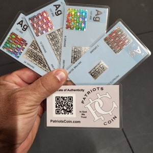 Puede incluir: Cuatro barras de plata con caracter&iacute;sticas de seguridad hologr&aacute;ficas. Cada barra tiene la inscripci&oacute;n "Ag" y "107.868" y un n&uacute;mero diferente de granos: 3, 6, 12 y 24. Una tarjeta de certificado de autenticidad con un c&oacute;digo QR y el texto "PatriotsCoin.com" y "In God We Trust".