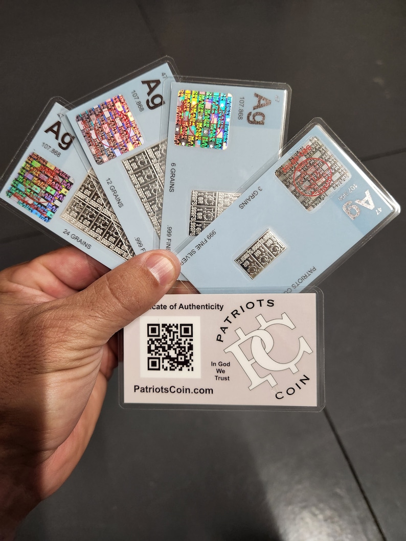 Puede incluir: Cuatro barras de plata con caracter&iacute;sticas de seguridad hologr&aacute;ficas. Cada barra tiene la inscripci&oacute;n "Ag" y "107.868" y un n&uacute;mero diferente de granos: 3, 6, 12 y 24. Una tarjeta de certificado de autenticidad con un c&oacute;digo QR y el texto "PatriotsCoin.com" y "In God We Trust".