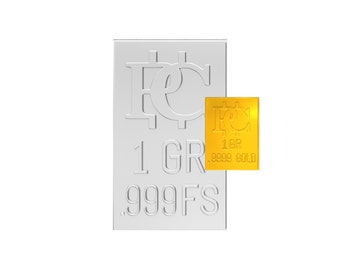 Peut inclure: Une barre d'argent avec le texte "1 GR .999FS" et un symbole Bitcoin. Une petite barre d'or avec le texte "1 GR .9999 GOLD" est à droite de la barre d'argent.