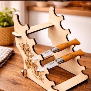 Op de afbeelding: Houten messenstandaard met twee messen. De standaard is gemaakt van lichtgekleurd hout en heeft een lasergeëtst drakenontwerp. De messen hebben houten handvatten en zilveren lemmeten. De tekst "WOODEN KNIFE - DISPLAY" staat bovenaan.