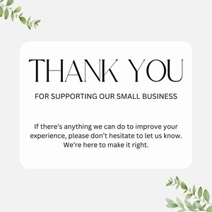K&ouml;nnte beinhalten: Eine wei&szlig;e Karte mit abgerundeten Ecken zeigt "THANK YOU" in einer eleganten Schriftart. Darunter steht "FOR SUPPORTING OUR SMALL BUSINESS". Zus&auml;tzlicher Text bietet Kundensupport. Gr&uuml;ne Bl&auml;tter schm&uuml;cken die Ecken.