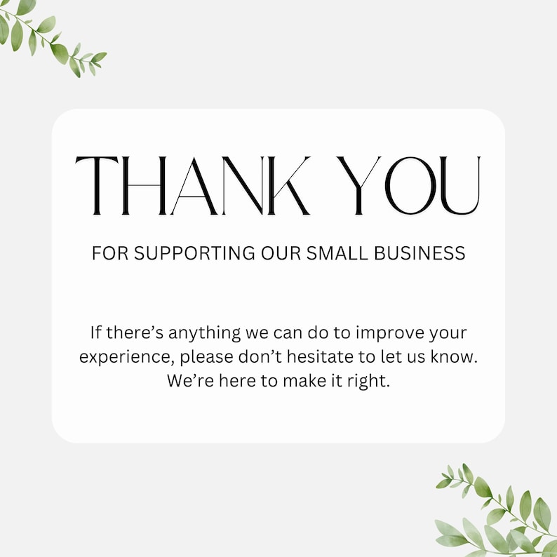 K&ouml;nnte beinhalten: Eine wei&szlig;e Karte mit abgerundeten Ecken zeigt "THANK YOU" in einer eleganten Schriftart. Darunter steht "FOR SUPPORTING OUR SMALL BUSINESS". Zus&auml;tzlicher Text bietet Kundensupport. Gr&uuml;ne Bl&auml;tter schm&uuml;cken die Ecken.
