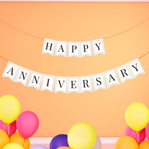 Puede incluir: Una pancarta blanca con texto negro que dice "Happy Anniversary". La pancarta est&aacute; colgada en una pared con globos de varios colores debajo.