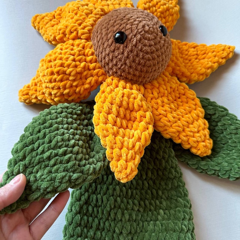 Sunflower crochet snuggler pattern. Lovely amigurumi pattern. Newborn crochet pattern. Crochet Sunflower blanket. Pattern PDF zdjęcie 9