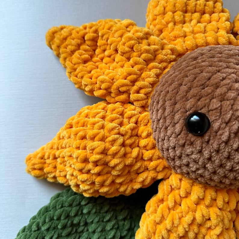 Sunflower crochet snuggler pattern. Lovely amigurumi pattern. Newborn crochet pattern. Crochet Sunflower blanket. Pattern PDF zdjęcie 2