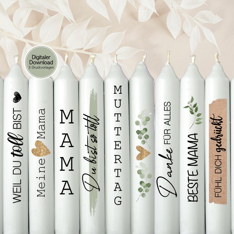 May include: Set of eight white candles with different text and designs. The text includes "Weil du toll bist", "Meine Mama", "Mama", "Du bist so toll", "Muttertag", "Danke f&uuml;r alles", "Beste Mama", and "F&uuml;hl dich gedr&uuml;ckt".