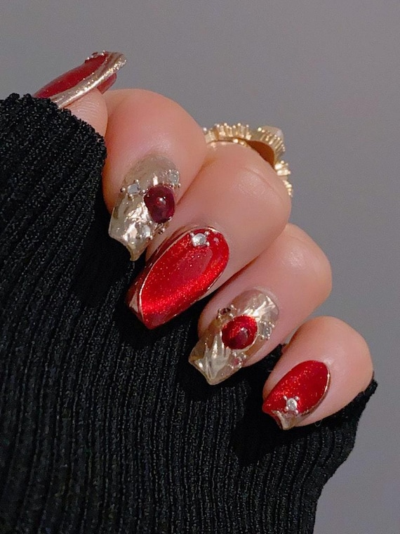 Deep Red Cat Eye and Champagne Chrome Nails | Unique Nail Design | Reflective Nails | Shiny Nails | lmz1285