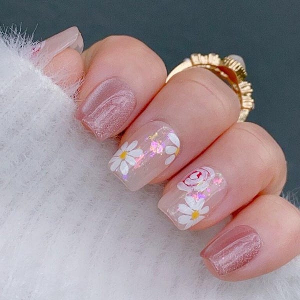 Daisy Whisper of Elegance /Salon Quality Nails / Durable Nails / Reusable Nails / DIY Nails At Home / Glue On The Nails / Summer Nails