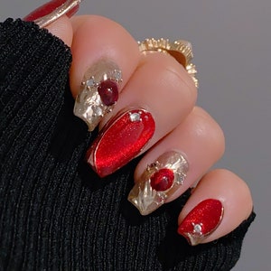 Deep Red Cat Eye and Champagne Chrome Nails | Unique Nail Design | Reflective Nails | Shiny Nails | lmz1285