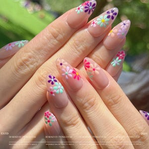 Reusable Colorful Daisy Press-On Nails, Pastel Flower Almond Glue On Nails, Reusable Handmade Glossy Gel Manicure, XHJ618 image 3