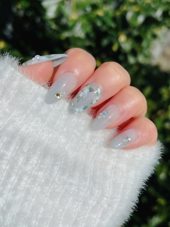 Mani Monday: White Ombre Nail Tutorial - Lulus.com Fashion Blog