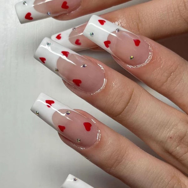 Ongles français blancs avec petit coeur rouge | Ongles en diamant | Ongles simples | Ongles mignons | colle sur les ongles | Ongles faits main | aaaa1091