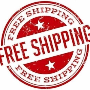 K&ouml;nnte beinhalten: Ein roter runder Stempel mit dem Text "FREE SHIPPING" in wei&szlig;en Buchstaben. Der Stempel hat ein abgenutztes, verwittertes Aussehen und zwei wei&szlig;e Sterne.