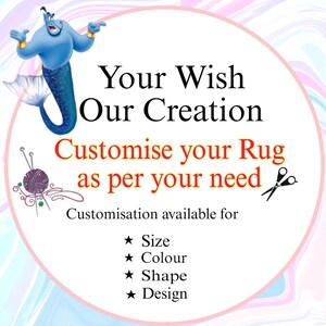 Puede incluir: Gr&aacute;fico con un genio azul y el texto "Your Wish Our Creation". Tambi&eacute;n incluye el texto "Personaliza tu alfombra seg&uacute;n tus necesidades" y enumera las opciones de personalizaci&oacute;n para tama&ntilde;o, color, forma y dise&ntilde;o.
