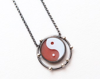 Collar Yin Yang en plata con cornalina, gema, colgante redondo - símbolos/Yin & Yang