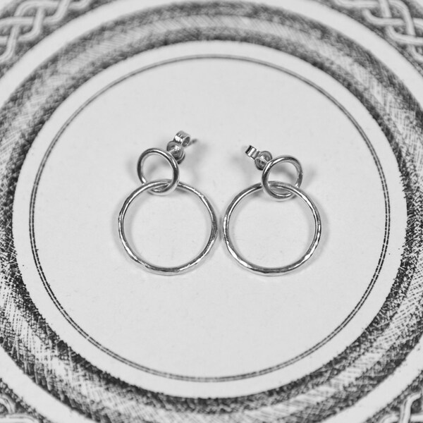 Circle earrings in silver with hammer finish, rings inside each other, round silver studs together