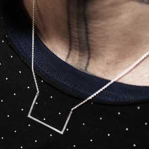 Cadena de letras C en plata, diseño minimalista, personalizable - Dancing Letter C