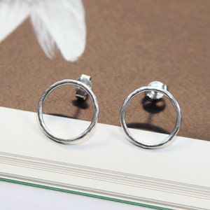 Circle earrings in silver with hammered finish, round earrings, simple design- Structure