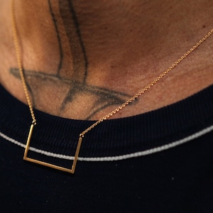 Cadena de letras C en plata bañada en oro, diseño personalizado y minimalista - Dancing Letter C