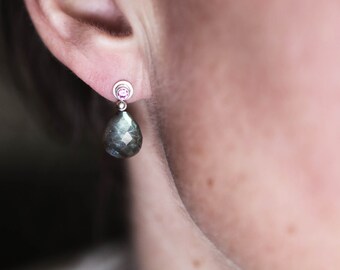 Labradorite/tourmaline stud earrings in silver, movable earrings, silver plates - Playful